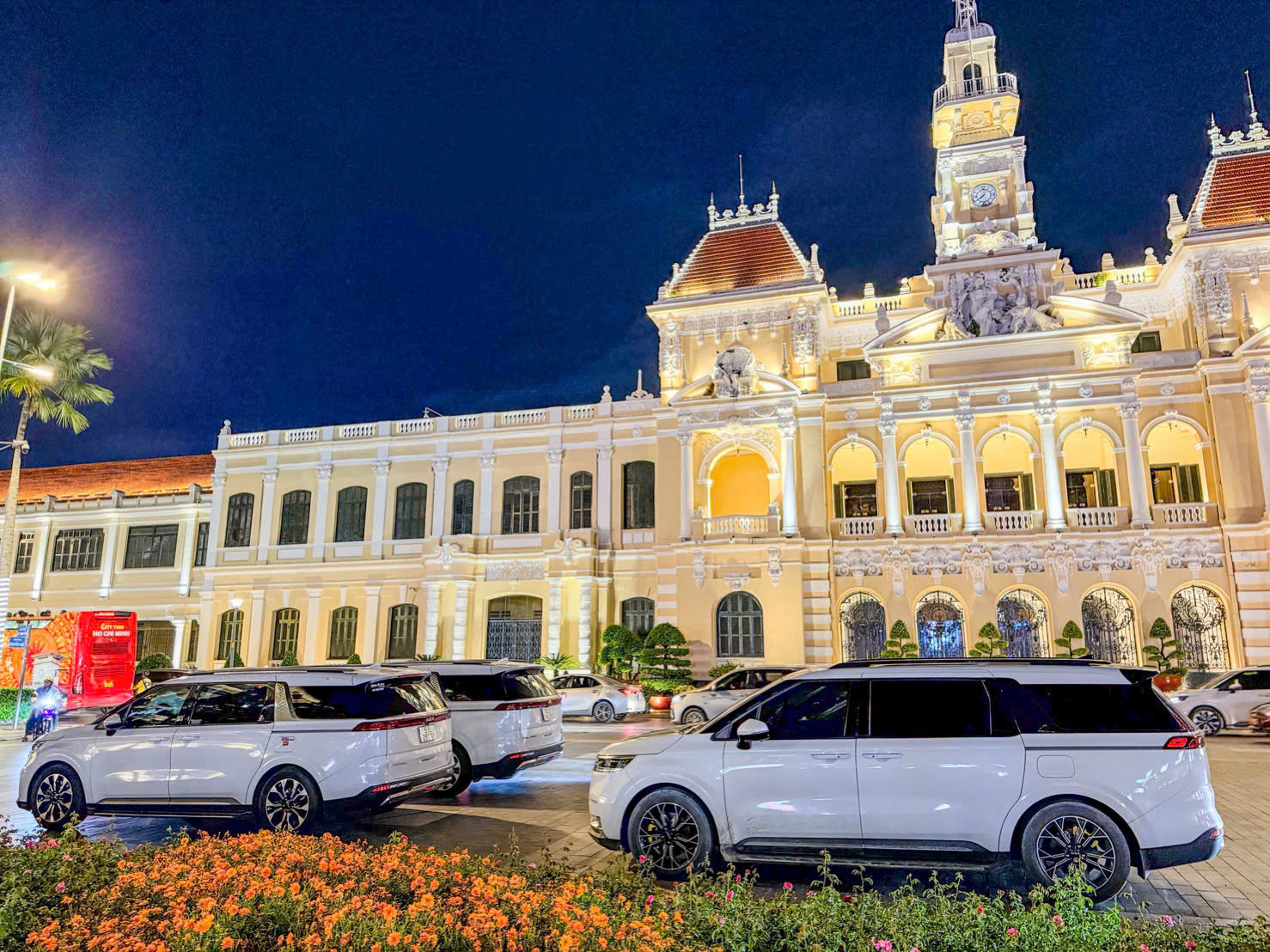 thuê xe carnival đi nội ô tphcm